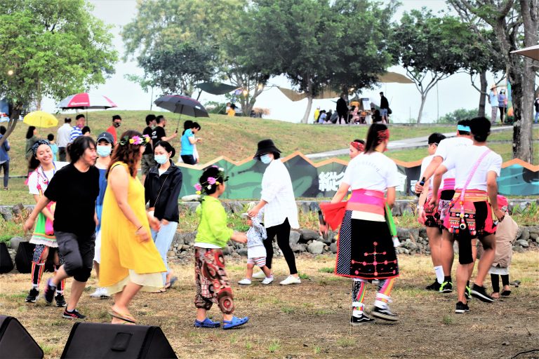 阿美族複音青春歌隊邀請觀眾圍舞(施靜沂攝影、提供)