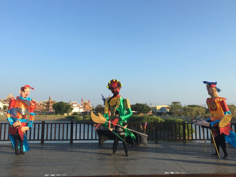 「大神尪開場表演」2021年於台南安南區龍魚公園( 無獨有偶工作室劇團提供)